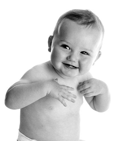 老人说帮宝宝挤咪咪有助发育 专家称谣传