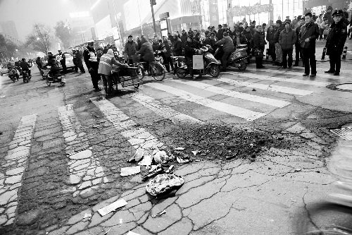 郑州一男子横穿马路 被水泥罐车碾压身亡