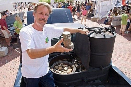 神奇的老式汽车 靠烧柴火驱动