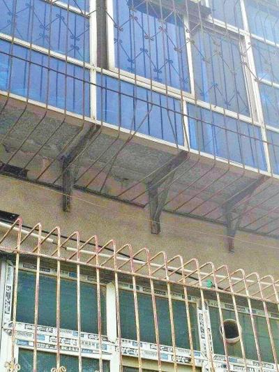 小偷撬开防盗网入室盗窃 看看你家的防盗网要加固吗