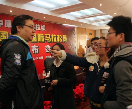 郑开马拉松新闻发布会首次出现大学生记者身影
