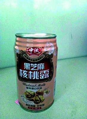 汁"(上图),撕下罐上的一层塑料纸包装后,露出了"黑芝麻核桃露"(下图)