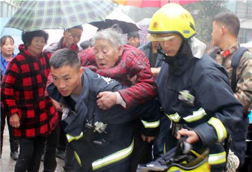 漯河消防员火海背出昏迷老太 冒大雨将其送医
