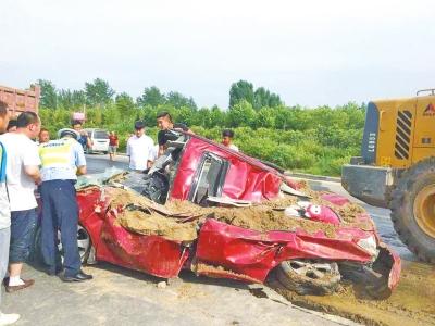 渣土车闯红灯翻车 小轿车被砸扁女司机身亡(图)