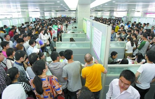 郑州航空港招聘会举行 物流逆袭成热门岗位