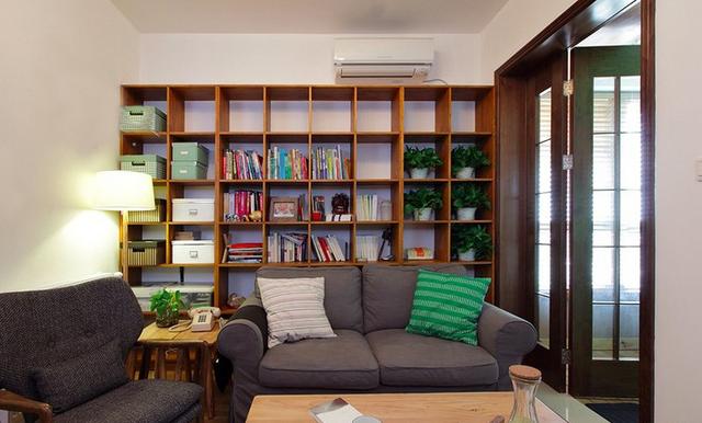 书墙成最好的沙发背景   同样是往前挪动,背后还可以放一面书柜,增添