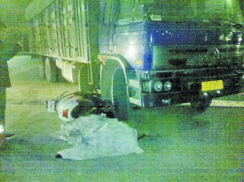 货车转弯电动车被卷车轮下 骑车男子当场身亡