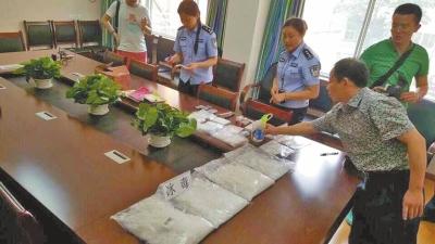 鄭州警方抓獲販毒團(tuán)伙 毒販將毒品扮成化妝品