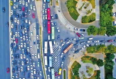 郑州陇海路中州大道 空中俯瞰堵成“停车场”