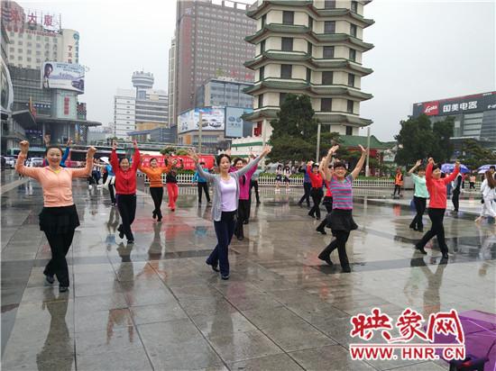 郑州19名妈妈母亲节跳广场舞玩快闪