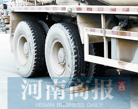 抢行贴着大型车绕行危险 2米以上是安全范围