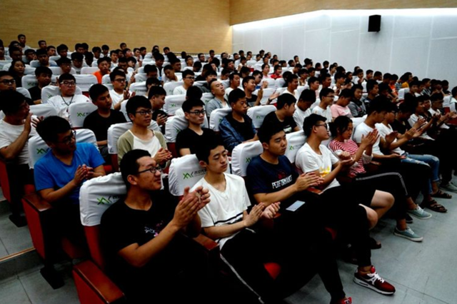 中国车王卢宁军携江西五十铃朝阳轮胎车队走进