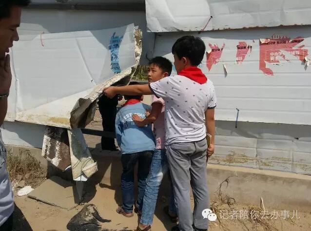 郑州地铁2号线部分车站乘车要钻洞 市民郁闷