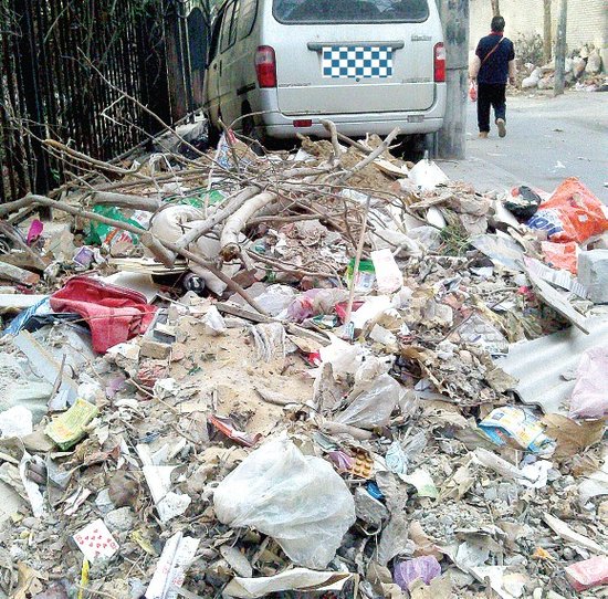 郑州一路边垃圾堆10米一直无人清理 引居民不