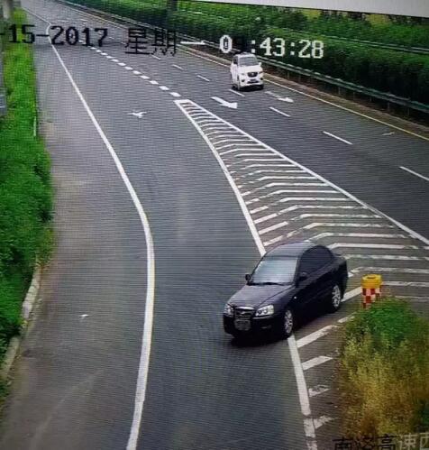 新乡司机错过高速出口用毛巾遮牌倒车 监控拍