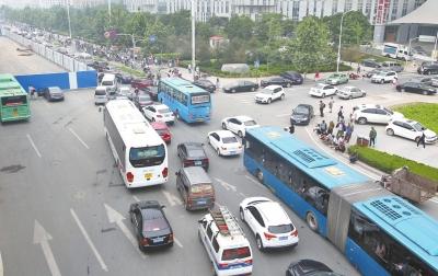 郑州中州大道出现大拥堵 乘客徒步上班(图)