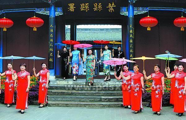 叶县一群大妈组建模特队 穿旗袍走猫步活出少女心