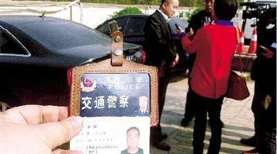 郑州"奥迪男"开套牌车被查 掏交警证自称警察