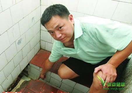 公共厕所等公共场所的缝隙,小洞口,镜子甚至是刻意设置的偷拍装置进行