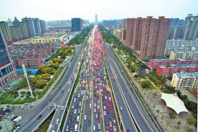 郑州陇海路中州大道空中俯瞰堵成停车场