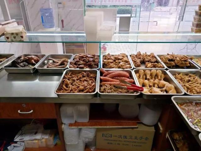 " 关先生想了一下:"不含房租10万左右吧,连加盟费带装修带设备带采购