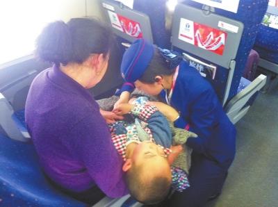 郑州开往北京高铁上2岁男童烫伤 爱心乘客施救