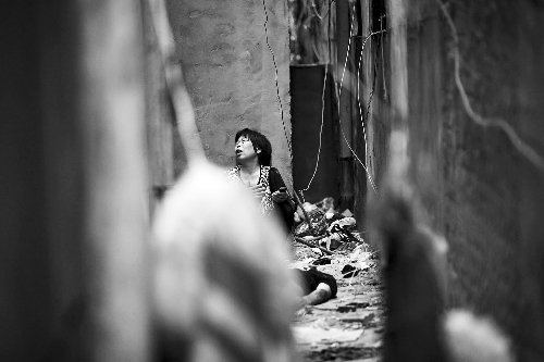 郑州一男子翻窗取钥匙 绳子断掉从四楼坠亡 