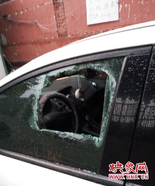 女子把车停路边深夜被砸 监控失效难寻肇事者