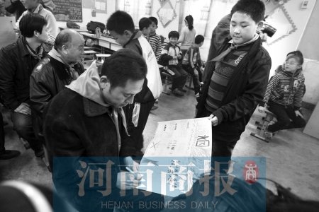 世界<em>戒烟</em>日父子签协议 抽烟罚钱做家务拔<em>头发</em>