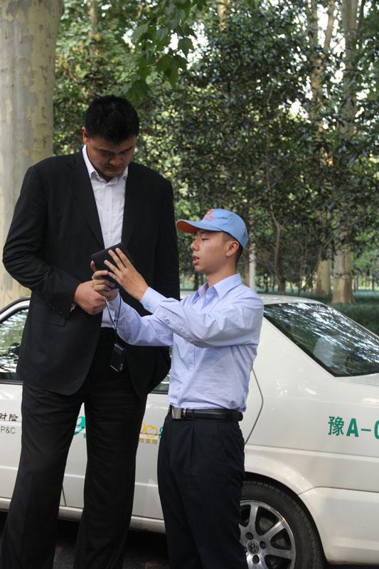 姚明亲临中国人寿财险 感受标准化客户服务