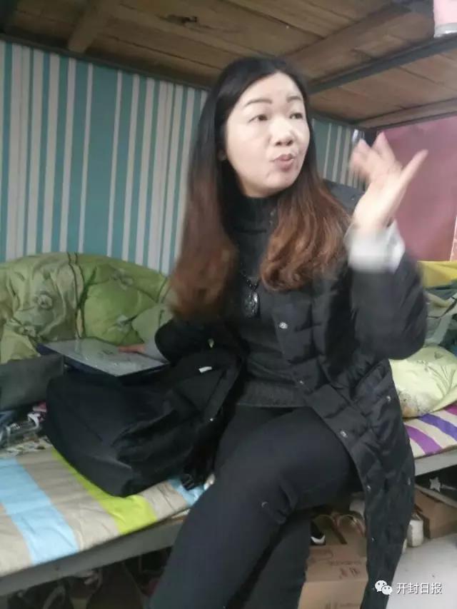 开封几名女大学生宿舍聊天 有人敲门后几人均