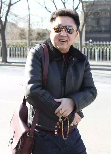 岳云鹏师傅和谦大爷斗宝 结果师傅完败_大豫网_腾讯网