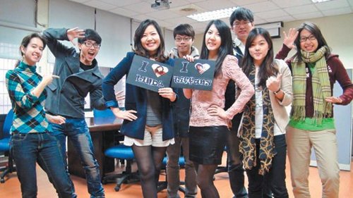 台湾高校<em>美女英文老师</em>人气高 想上课得抽签_大
