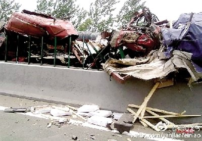 突发团雾引发京珠高速信阳段重大交通事故