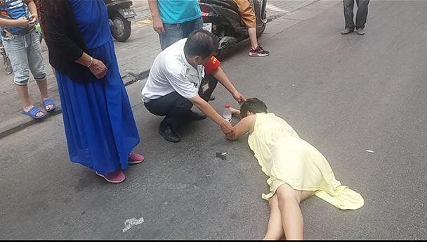 天气热心里苦 郑州一女子突然晕倒路边