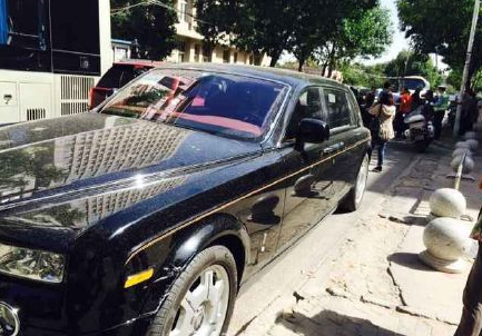 郑州一 奥迪 刮蹭价值900多万 劳斯莱斯  车主吓蒙