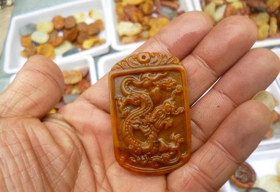 花甲大爷喜欢收藏肉石 一次花11万买下20多块