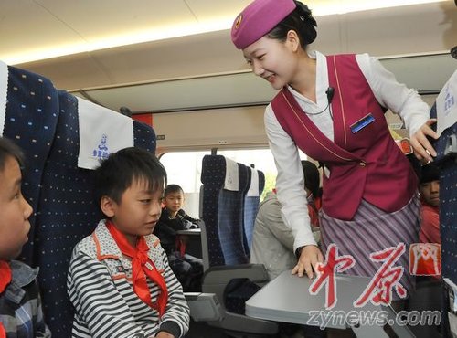 青年志愿者下网格 带新密留守儿童体验新郑州