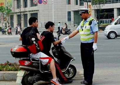 郑州整治电动车带人 网友热议:会让交通更堵