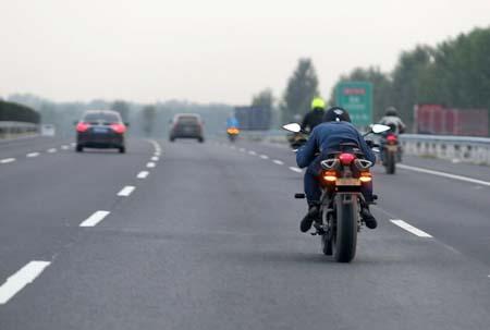 河南高速现摩托车队飙车 时速150公里穿梭车流