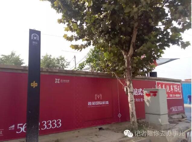 郑州地铁2号线部分车站乘车要钻洞 市民郁闷