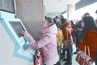 春运首日客流平稳 郑州市区邮政网点售卖汽车