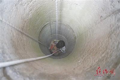 七旬翁坠入35米深井 消防员下井成功施救