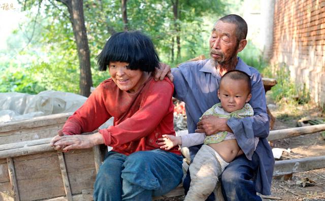 濮阳70岁老人拾20岁智障女娶为妻 生娃拴树上