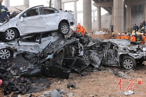 连霍高速大桥垮塌 村民:听到爆炸声玻璃被震碎