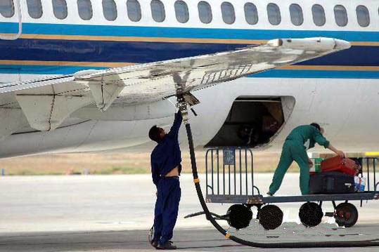 国内航油率先启动定价 燃油附加费月月调整