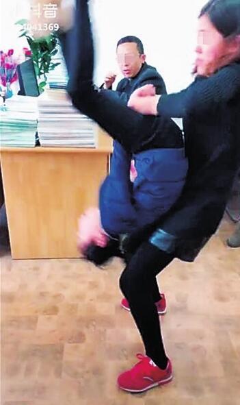 学抖音翻跟斗2岁童摔坏脊髓 专家称这些也危