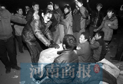 黄安兑现微博承诺 200件棉大衣送给郑州农民工