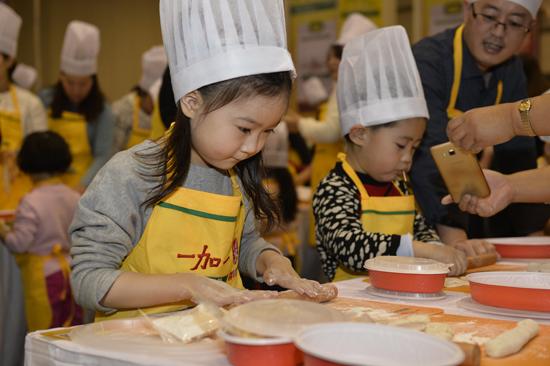 烹饪课教小孩包饺子 双城携手连创吉尼斯_大豫网_腾讯网