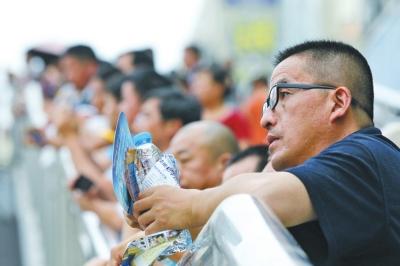 郑州任性高考生弃考玩失踪 母亲考场外哭泣